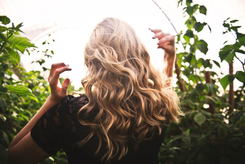6 Tips Perawatan Rambut Musim Panas Agar Tetap Sehat Dan Tidak Lepek 