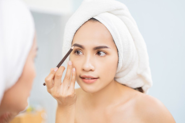 6 Bahan Alami yang Dapat Membuat Alis Tebal dan Hitam 