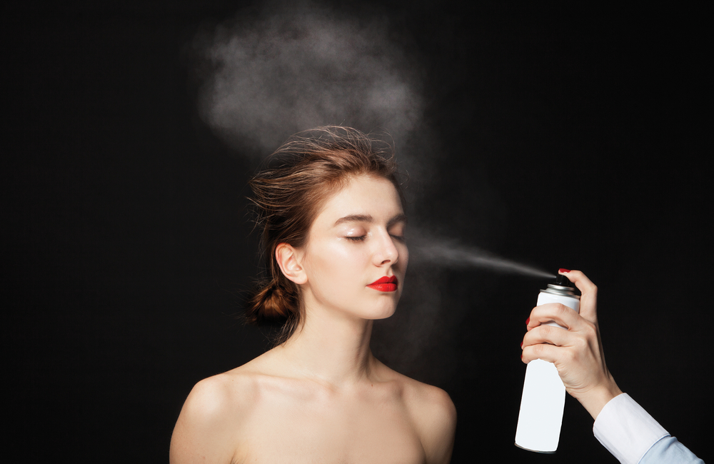 Tak Cuma Mengunci Makeup, Ini Lho 5 Manfaat Setting Spray Yang Jarang Wanita Tahu