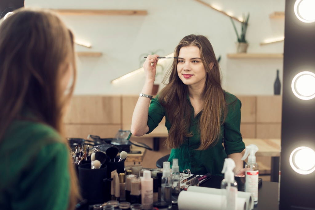 Sulam Alis Versus Pensil Alis, Mana yang Lebih Baik?