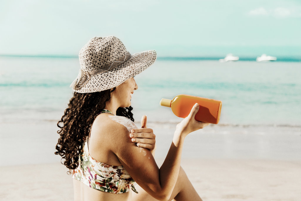 Agar Tak Salah Pilih, Ketahui Dulu 5 Hal Tentang Bedanya Sunscreen Dan Sunblock Untuk Kulitmu