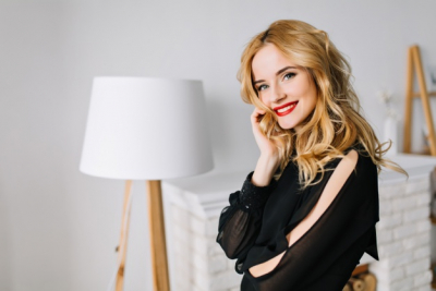 Coba Yuk, 5 Warna Lipstik Yang Bisa Membuat Gigi Terlihat Putih