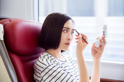 5 Cara Sederhana Merapikan Alis Sendiri di Rumah  