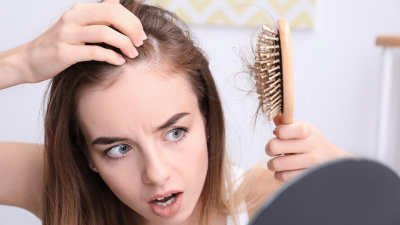 Ladies, 5 Tips Ini Ampuh Atasi Rambut Rontok yang Sangat Mengganggu!