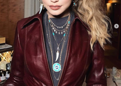 Ini Gaya Para Selebriti Memakai Kalung Tumpuk Yang Bisa Jadi Inspirasi