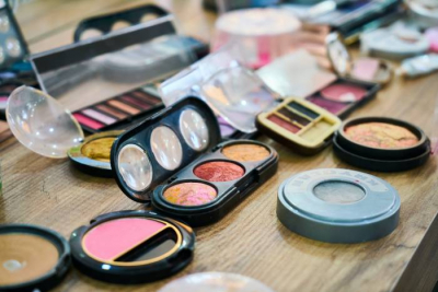 Selain Kedaluwarsa, Ini 5 Ciri Makeup Tak Layak Pakai 