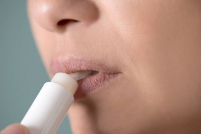 Bagaimana Cara Mencerahkan Bibir Yang Hitam?