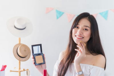 Tips Memakai Alas Bedak yang Merata dan Alami untuk Pemula 