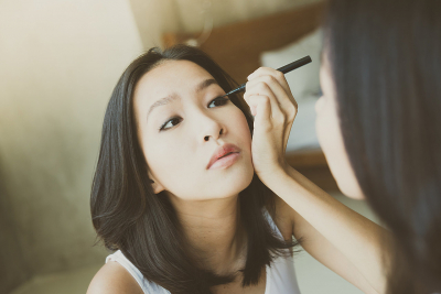 Bahan Pewarna Alami di Eyeliner Ini Bisa Membuat Dandananmu Makin Dramatis