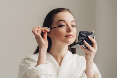 Wajib Tahu, 5 Kesalahan Memakai Maskara yang Sering Dilakukan 