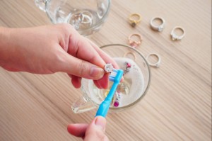 5 Cara Mudah Agar Perhiasan Kembali Bersih dan Kinclong