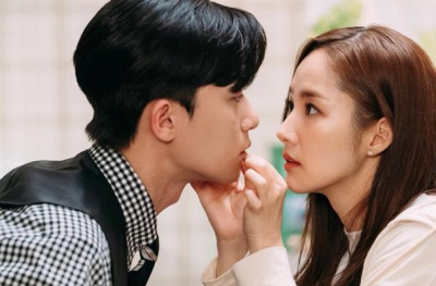 Ini 5 Tanda Wanita Pernah Ciuman Bibir