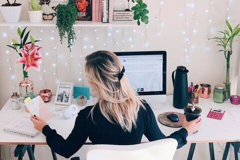 9 Ide Kreatif Cara Menghias Meja Kerja Agar Lebih Menarik, WFH Jadi Semangat!