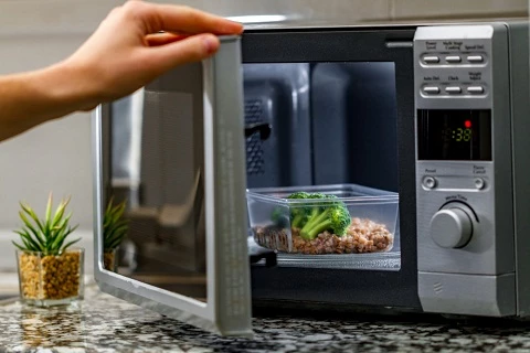6 Kegunaan Microwave, Bukan Hanya Untuk Memanaskan Makanan Saja, Lho!