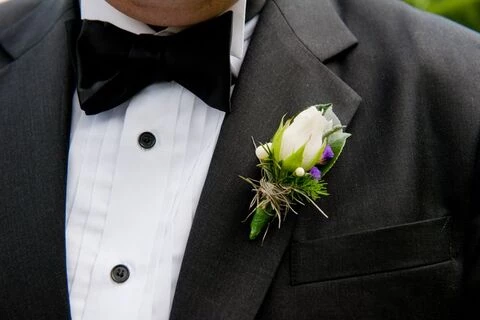 Mengenal Boutonniere Dan 4 Fakta Menariknya