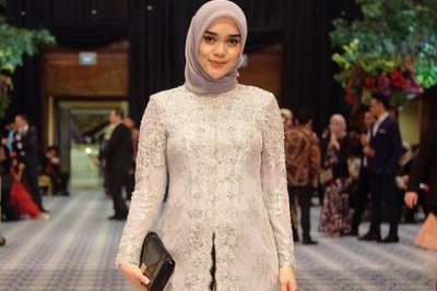 5 Inspirasi Kebaya Modern untuk Wanita Berhijab, Stylish & Trendy!