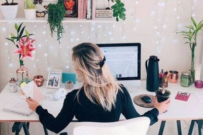 9 Ide Kreatif Cara Menghias Meja Kerja Agar Lebih Menarik, WFH Jadi Semangat!