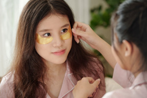 4 Rekomendasi Eye Cream Remaja Terbaik dan Aman Buat Kulit