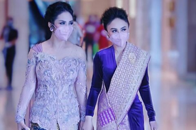 Yuni Shara dan Krisdayanti Saksikan Pemakaman Ayah Lewat Video Call