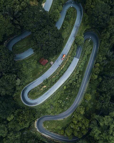 Elok Kah Kelok 44? Tapi Bus Tersangkut di Kelok 44