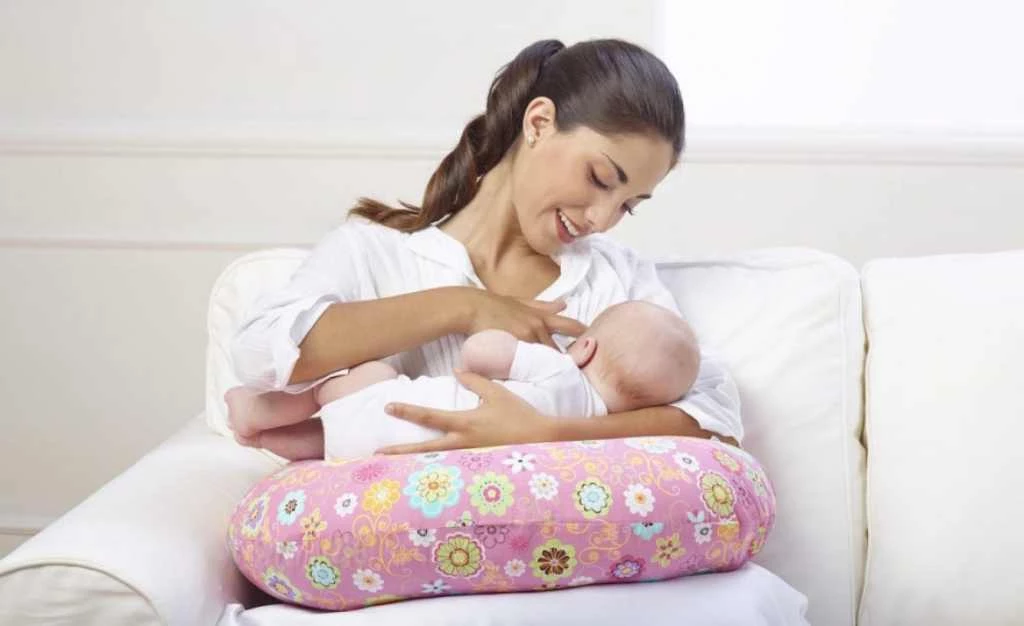 Cara Menggunakan Bantal Menyusui Bayi Yang Benar Agar Aman Dan Nyaman