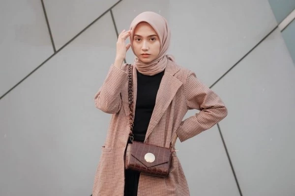 Tampil Beda Dengan 7 Inspirasi Mix And Match Blazer Hijab