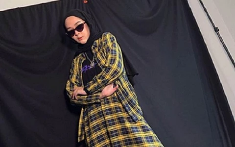 Sontek 6 OOTD Hijab Kemeja Flanel ala Hijabers Indonesia, Simpel Banget