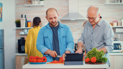 Tidak Selalu Uang, Beginilah Cara Sederhana Membahagiakan Orang Tua