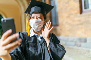 Bisa Dicontoh, Inilah Inspirasi Make Up Look Untuk Wisuda Online