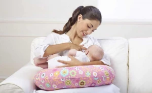 Cara Menggunakan Bantal Menyusui Bayi yang Benar Agar Aman dan Nyaman