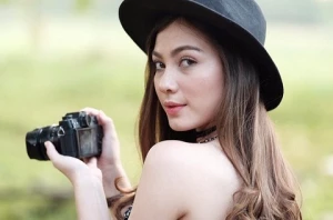 6 Fakta Menarik Devi Anjani yang Piawai Melakoni Segala Peran