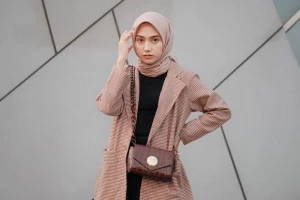 Tampil Beda dengan 7 Inspirasi Mix and Match Blazer Hijab