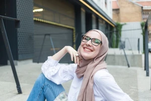 5 Inspirasi Mix and Match Kemeja Putih Hijab Agar Semakin Stylish