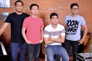 Nostalgia dengan Chord dan Lirik Lagu "Hanya Kamu Yang Bisa" - Tiket
