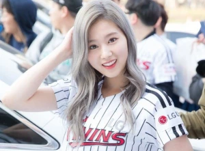 Ubah Penampilanmu dengan 4 Rekomendasi Merek Cat Rambut Warna Abu-abu