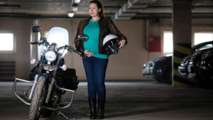 Apakah Aman Ibu Hamil Naik Motor? Bagaimana dengan Guncangan Saat Naik Motor?