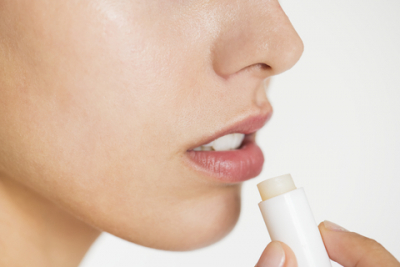 Melembapkan Bibir! Daftar Lipbalm Tanpa Warna Beserta Harga