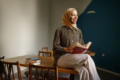 5 Rekomendasi Style Hijab Yang Cocok Di Pakai Anak Kuliah