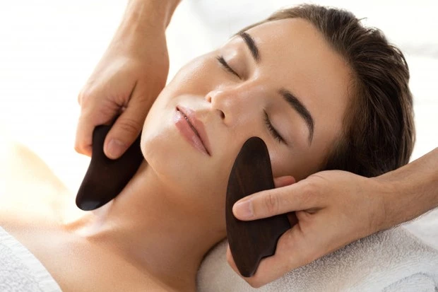 Mengencangkan Kulit, Ini 5 Manfaat Pijat Wajah Kecantikan Menggunakan Gua Sha
