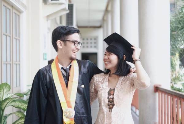 Buat Momen Berharga Dengan 5 Ide Foto Wisuda Bareng Pacar