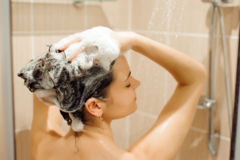Mengalami Rambut Rontok? Coba 4 Rekomendasi Produk Shampoo Di Bawah Ini