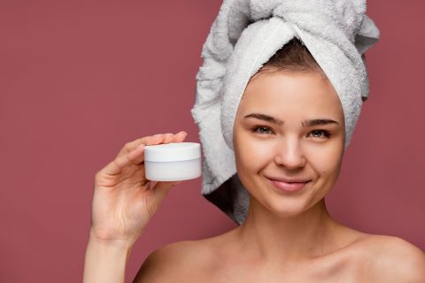 4 Rekomendasi Merek Skincare Untuk Menghilangkan Bekas Jerawat