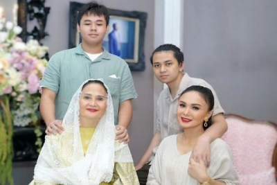 Terkenal Awet Muda, Yuni Shara dan Anak-Anak Berpose Seperti Layaknya Teman Sebaya