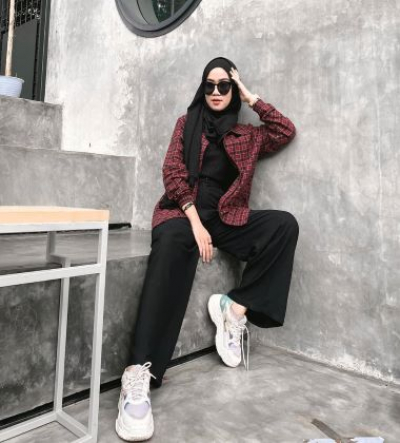 Hijab yang Cocok untuk Baju Warna Merah Hati, Cek Inspirasinya