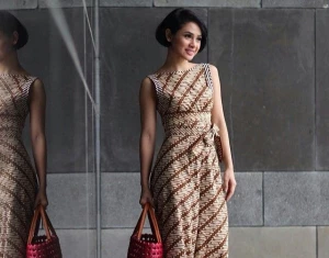 5 Referensi Model Baju Batik Modern Berbahan Kain Embos