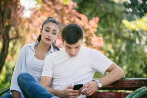 17 Kata-Kata Cuek Tapi Romantis, Gambarkan Rasa Sayang Pada Pasangan