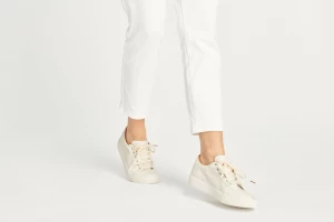 4 Inspirasi Model Sneakers Putih, Bikin OOTD Makin Stylish