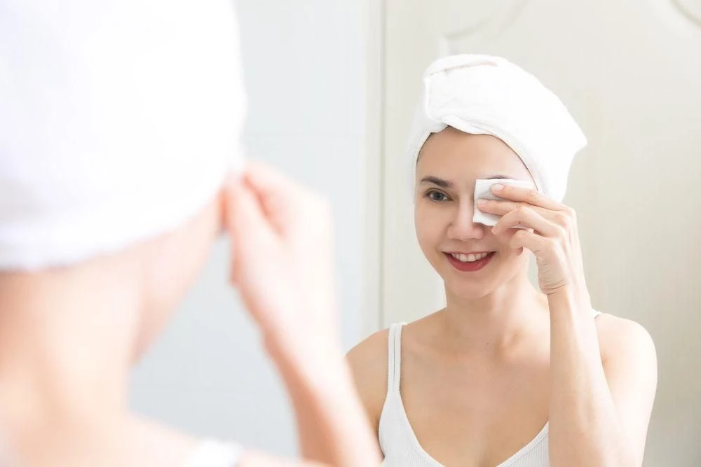 5 Cara Menghilangkan Maskara Waterproof, Mudah dan Anti Ribet