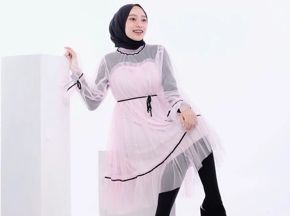 6 Inspirasi Warna Jilbab Yang Cocok Dengan Dress Warna Pink