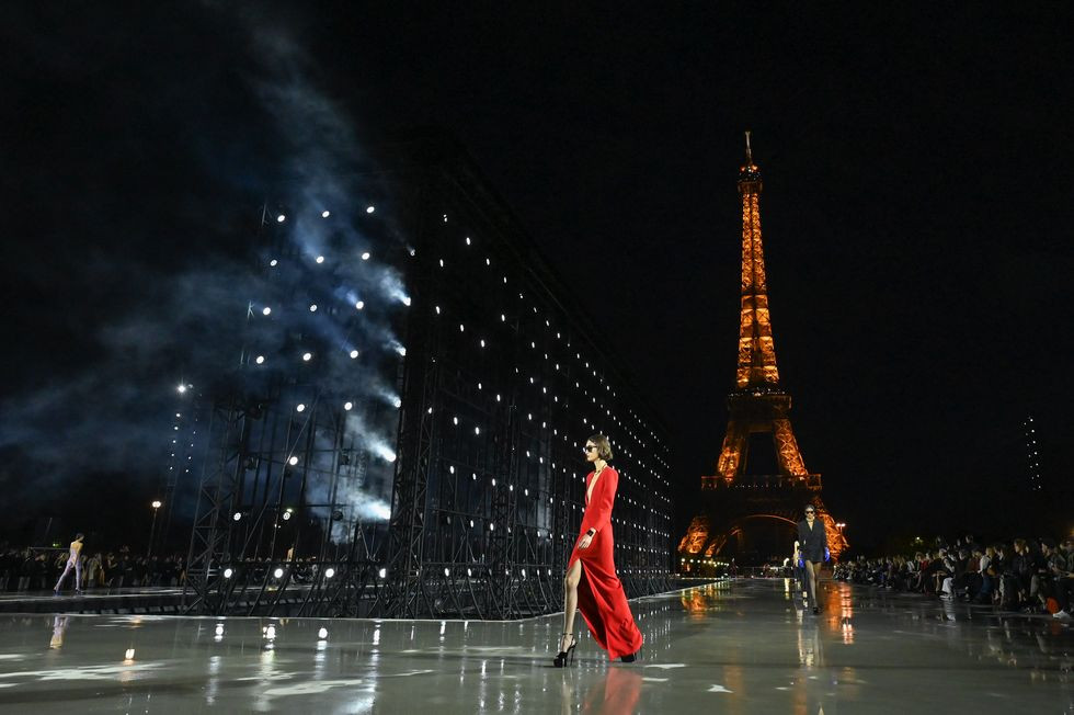 5 Fakta Spring/Summer 2022 Karya Saint Laurent, Berlatar Menara Eiffel Yang Romantis